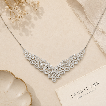 Collier plastron floral pavé en argent 925 rhodié – Éclat couture