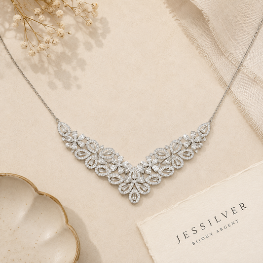 Collier plastron floral pavé en argent 925 rhodié – Éclat couture