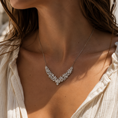 Collier plastron floral pavé en argent 925 rhodié – Éclat couture