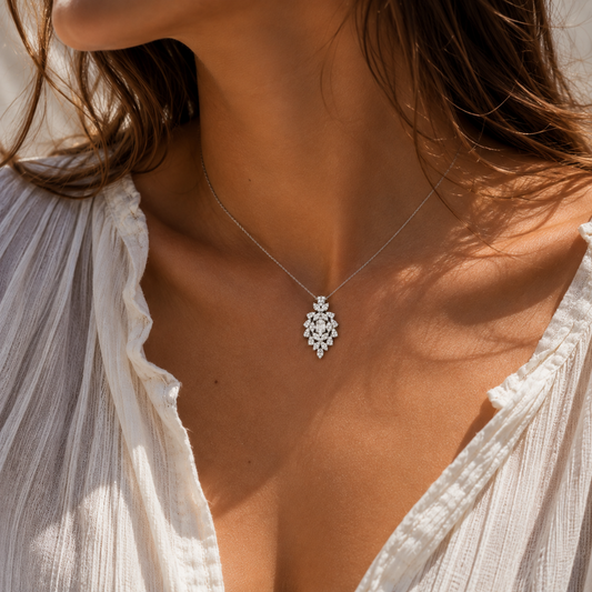 Collier pendentif floral pavé en argent 925 rhodié – Élégance précieuse