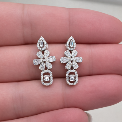 Boucles d’oreilles pendantes fleurs argent 925 rhodié pierres blanches – Style joaillerie & élégance intemporelle