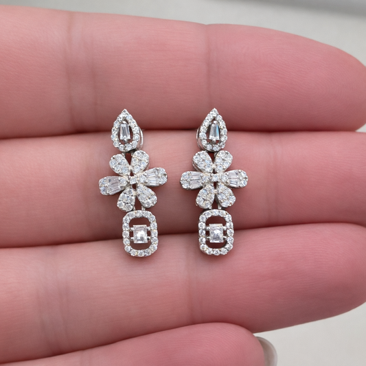 Boucles d’oreilles pendantes fleurs argent 925 rhodié pierres blanches – Style joaillerie & élégance intemporelle