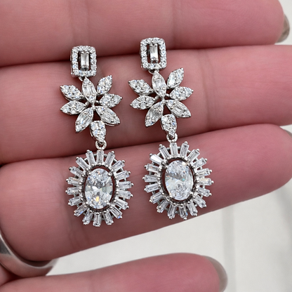 Boucles d’oreilles pendantes joaillerie argent 925 rhodié – Fleurs & pierres blanches scintillantes
