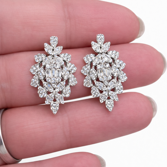 Boucles d’oreilles joaillerie argent 925 rhodié – Motif floral & pierres blanches scintillantes