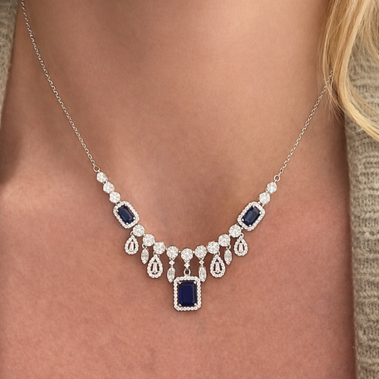 Boucles d’oreilles clous en argent 925 rhodié avec pierre bleue et zircons blancs. Bijou femme chic et élégant.