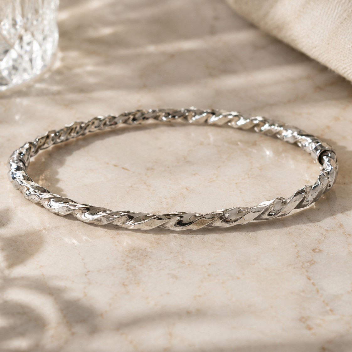 Bracelet torsadé martelé en argent 925 rhodié – Design sculpté et éclat contemporain