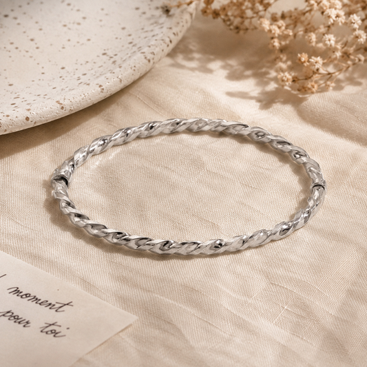 Bracelet torsadé martelé en argent 925 rhodié – Design sculpté et éclat contemporain