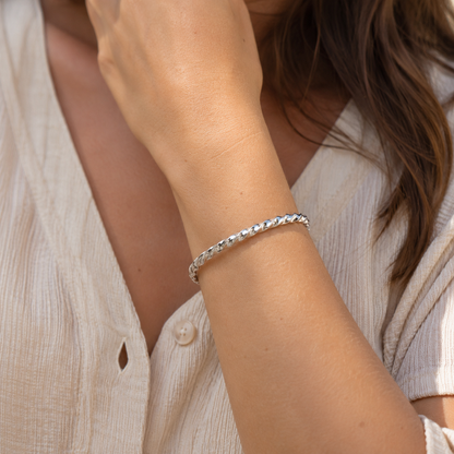 Bracelet torsadé martelé en argent 925 rhodié – Design sculpté et éclat contemporain