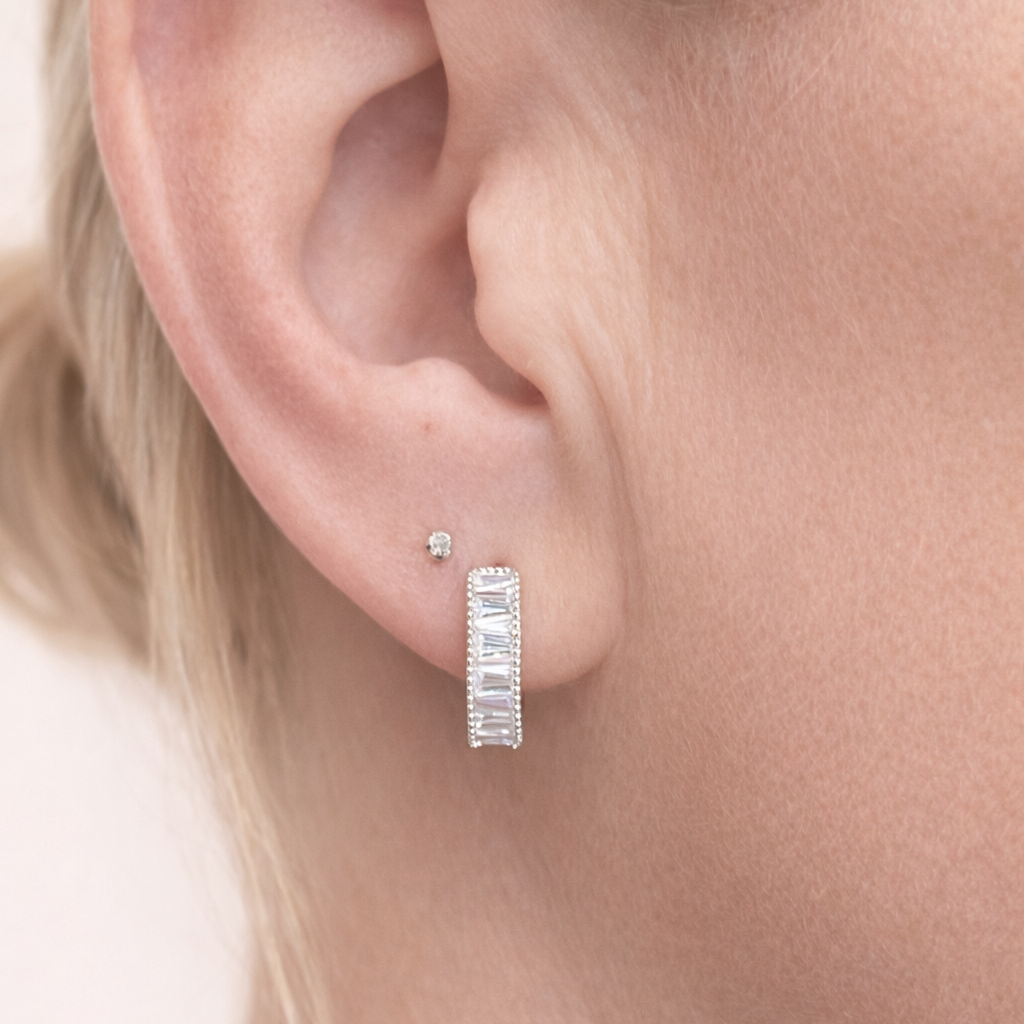 Boucles d’oreilles pavées de zirconiums baguette en argent 925 rhodié – Éclat élégant