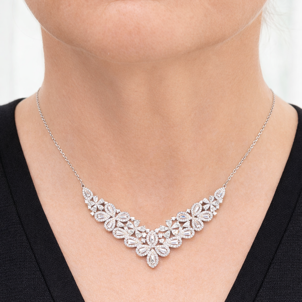 Collier plastron floral pavé en argent 925 rhodié – Éclat couture