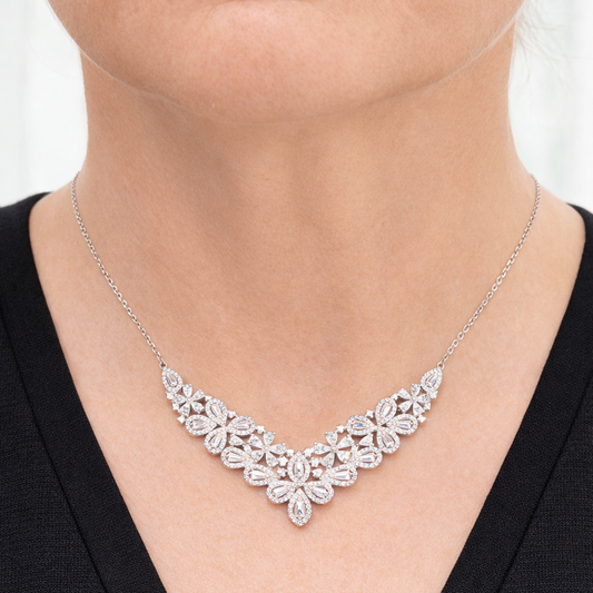 Collier plastron floral pavé en argent 925 rhodié – Éclat couture