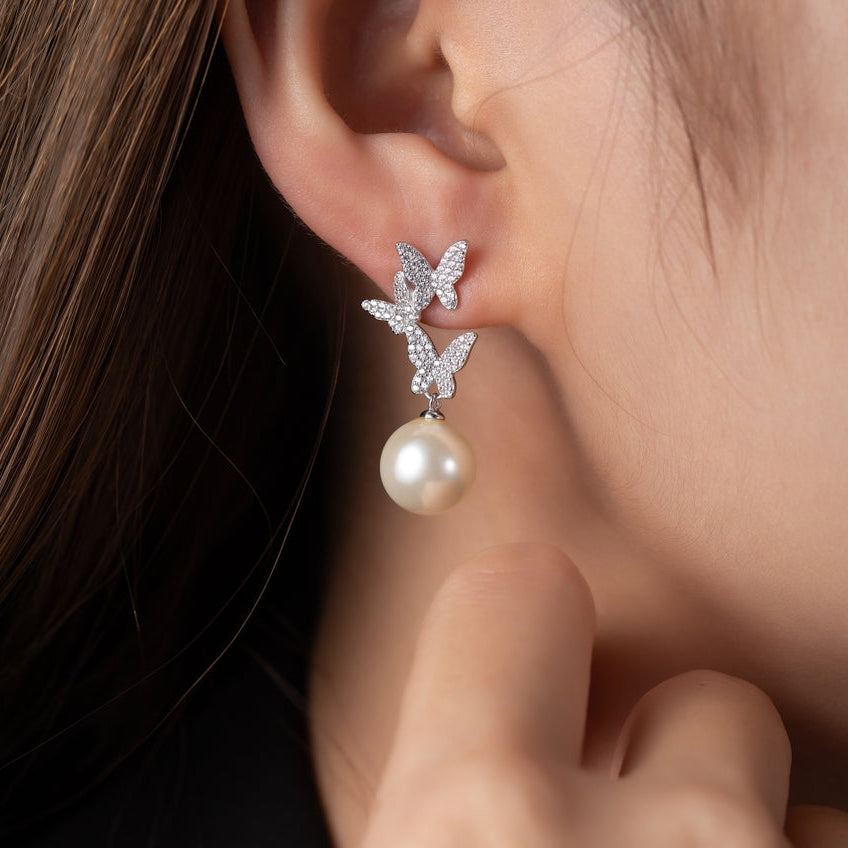 Boucles d’Oreilles Femme Papillons Zircon et Perle Nacrée – Élégance Poétique et Intemporelle