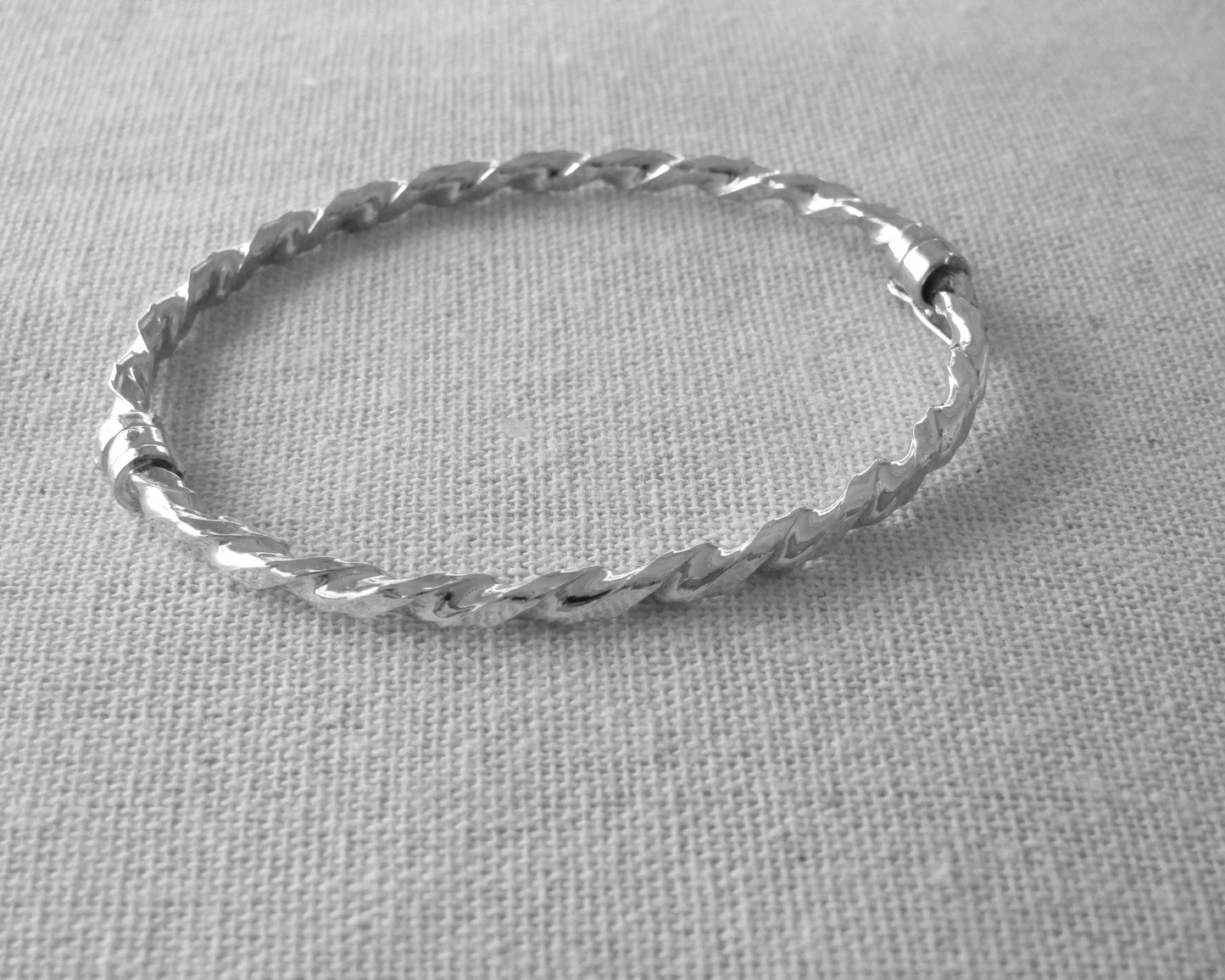 Bracelet torsadé martelé en argent 925 rhodié – Design sculpté et éclat contemporain