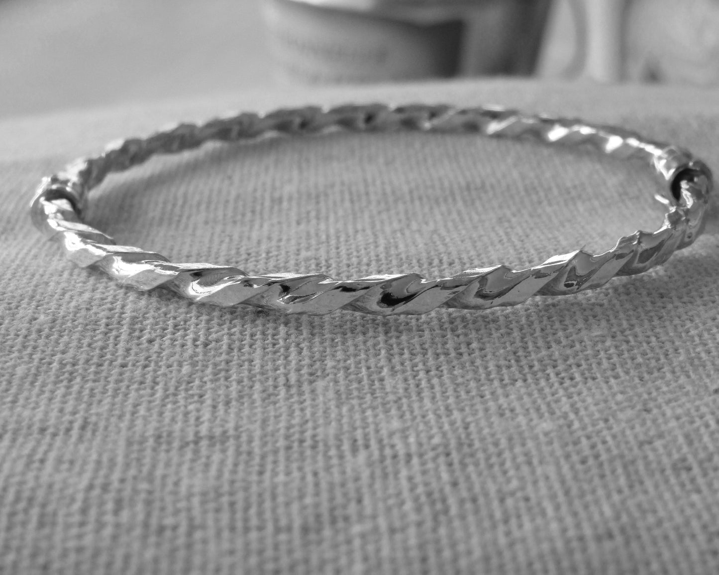 Bracelet torsadé martelé en argent 925 rhodié – Design sculpté et éclat contemporain
