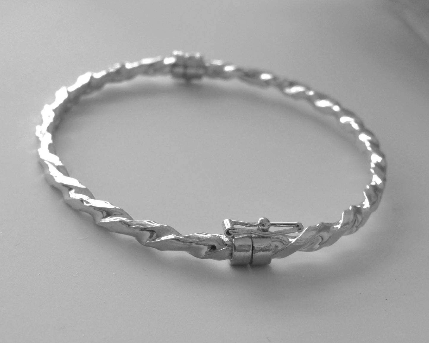 Bracelet torsadé martelé en argent 925 rhodié – Design sculpté et éclat contemporain