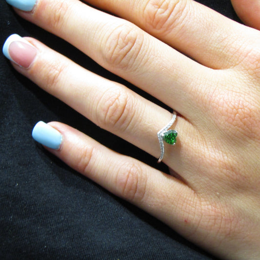 Bague Femme en Argent 925 avec Pierre Verte Cœur et Pavage de Zircons – Élégance Moderne