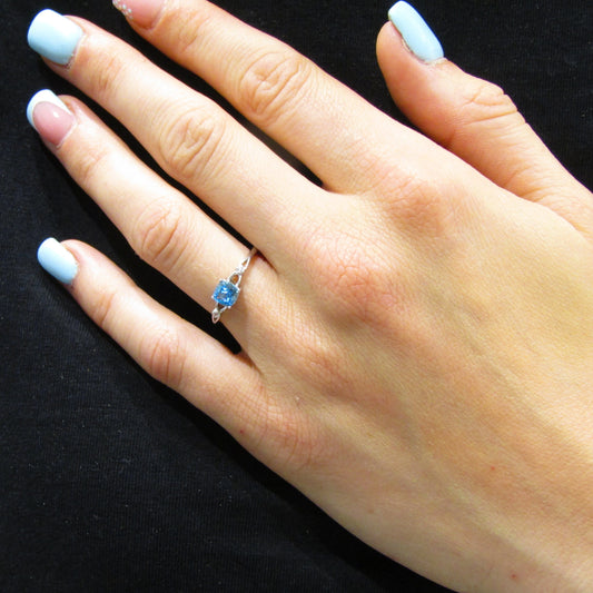 Bague en Argent 925 avec Pierre Bleue et Détails Zirconium – Élégance Fine et Lumineuse