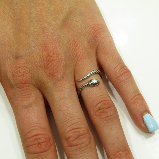 Bague serpent gravée en argent 925 rhodié – Design reptilien et yeux rouges envoûtants