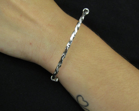 Bracelet torsadé martelé en argent 925 rhodié – Design sculpté et éclat contemporain