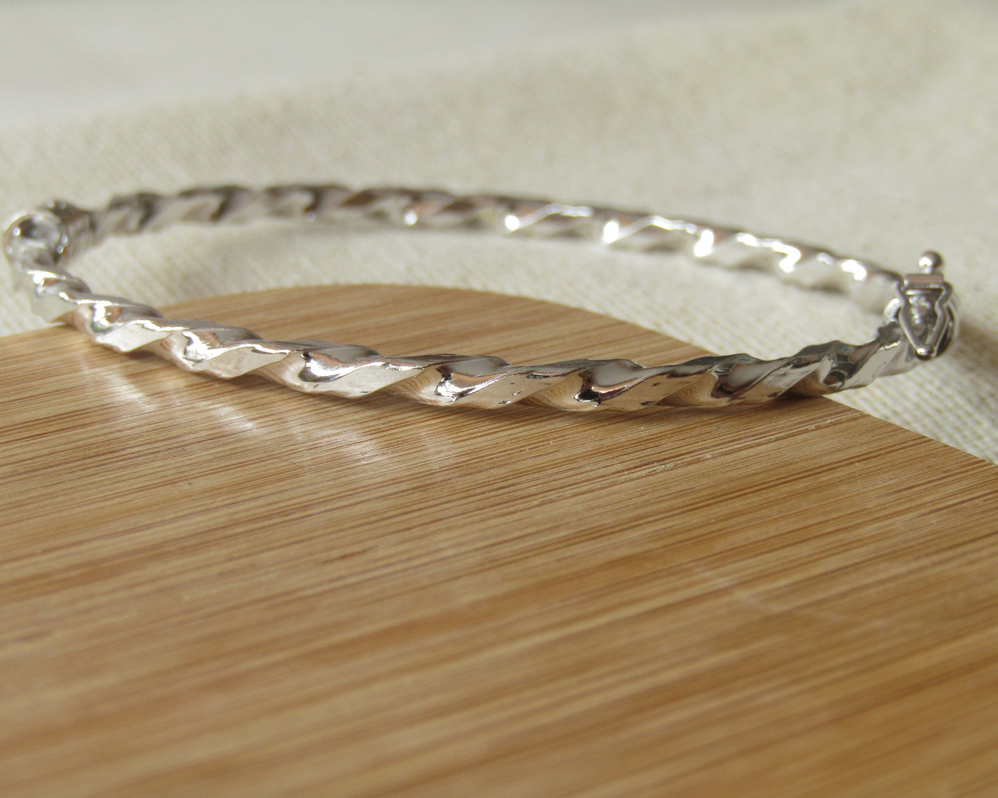 Bracelet torsadé martelé en argent 925 rhodié – Design sculpté et éclat contemporain