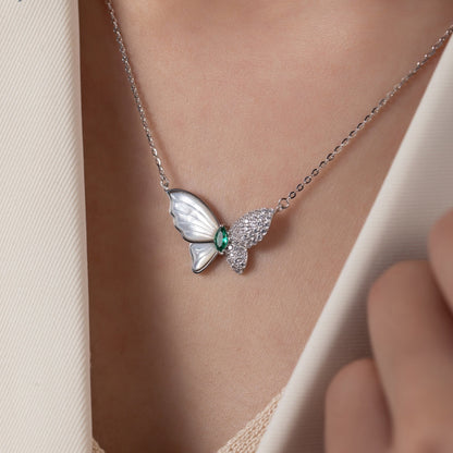 Collier papillon en argent 925 rhodié – Élégance lumineuse et pierre verte scintillante